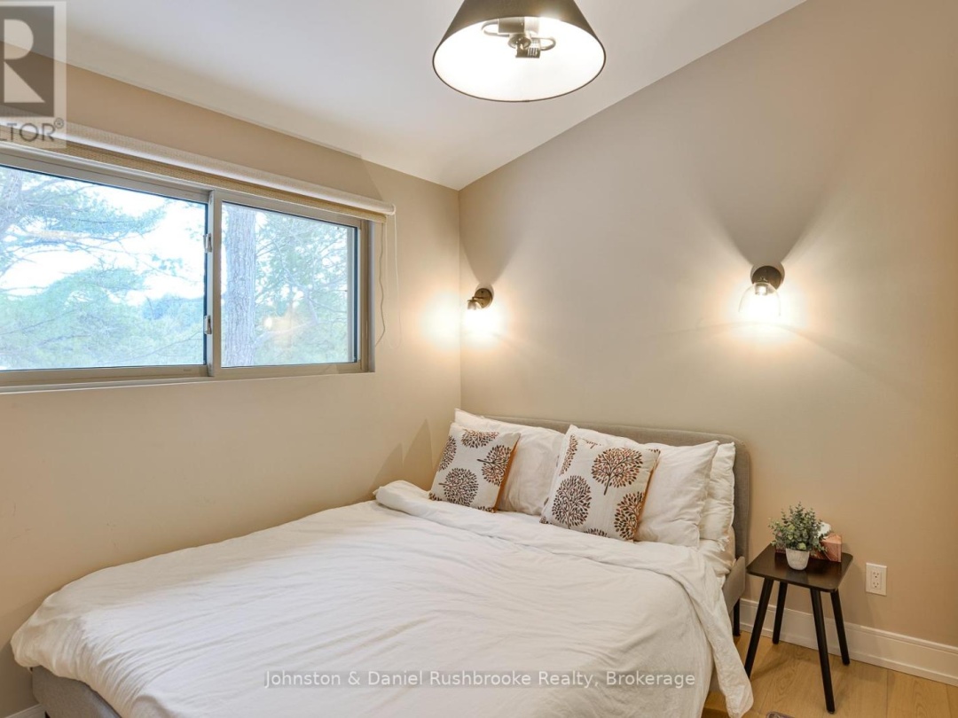 621 Peninsula Road, South Muldrew Lake