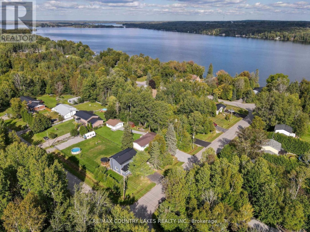 3 PINEWOOD BOULEVARD, Canal Lake