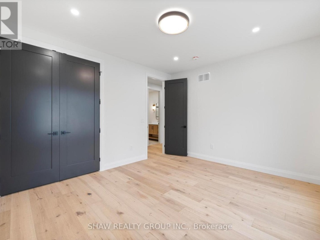 33 GLEN EAGLE COURT, 