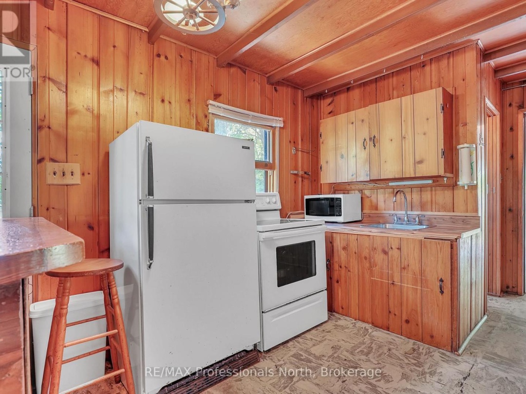 1073 WARD LANE N, 