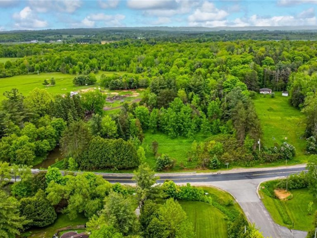 699 MOONSTONE Road E,