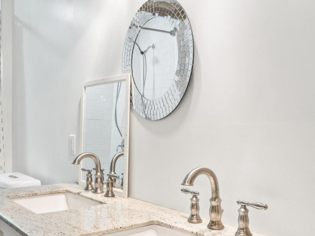 1142 ENGLISH CIRCLE, 