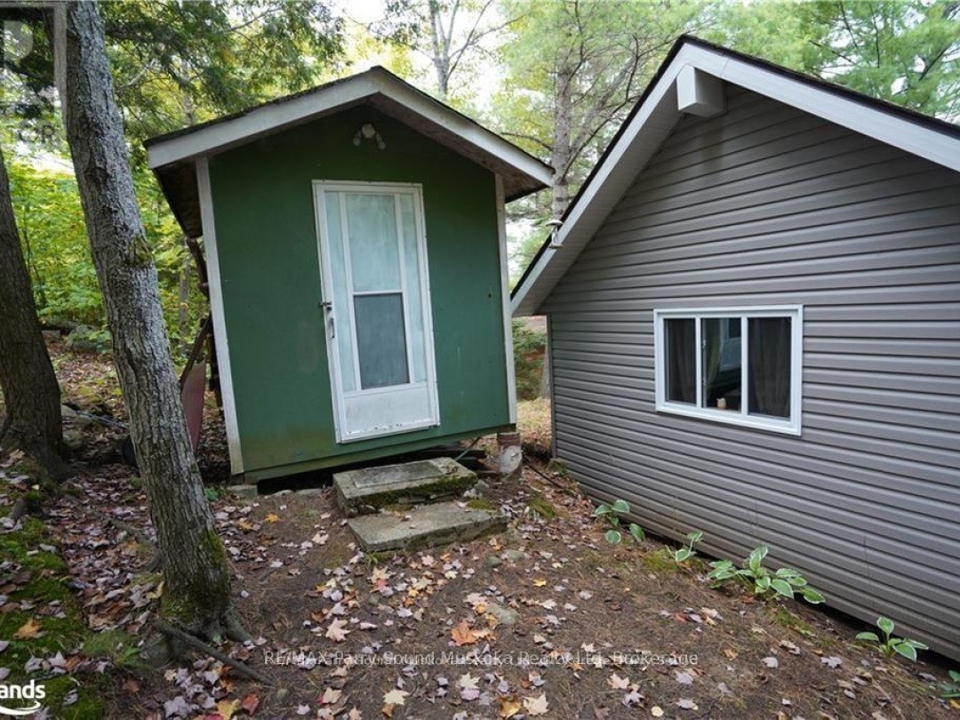 121 Healey, Healey Lake