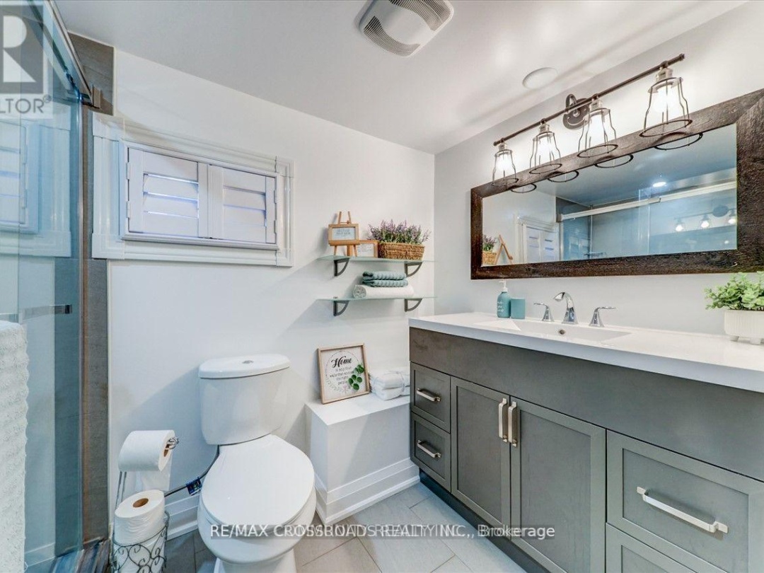 5794 Victoria Park Road, 