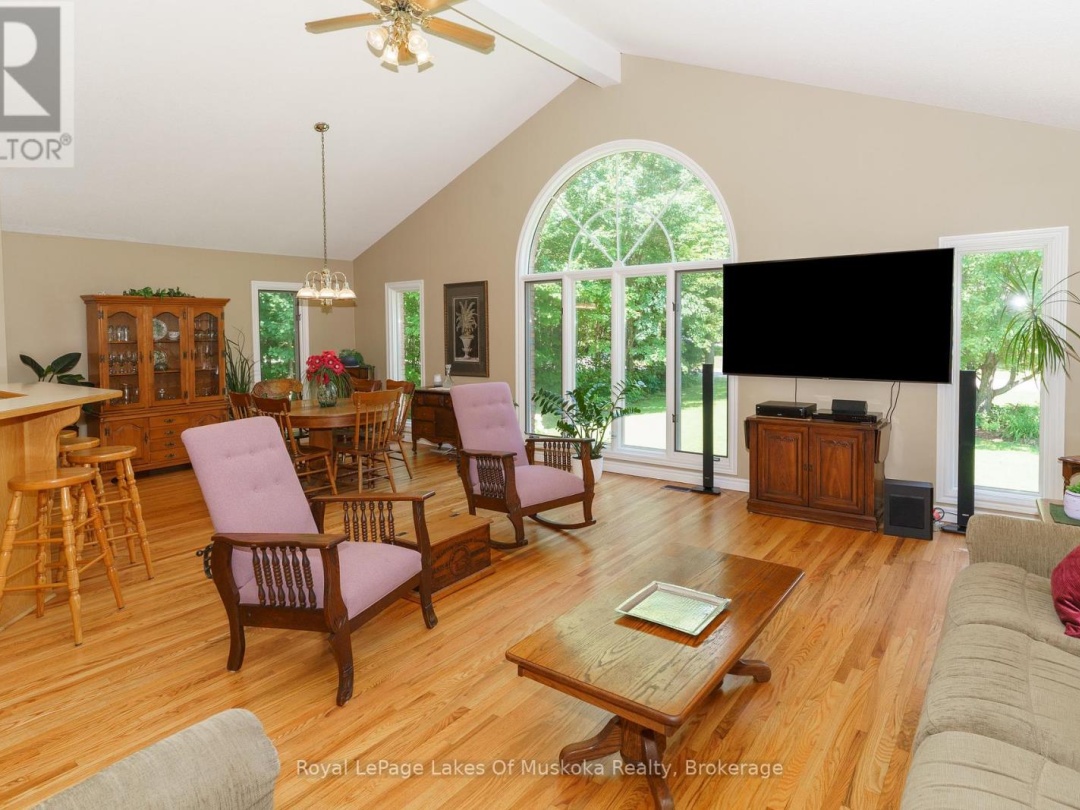 1020 AMELIA CRESCENT, 