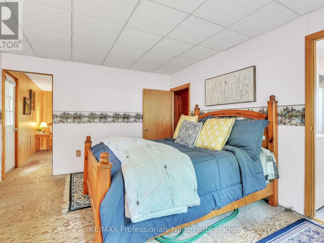 1073 WARD LANE N, 