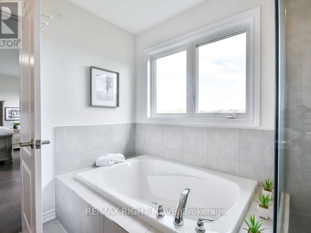 3117 Orion Boulevard, Orillia