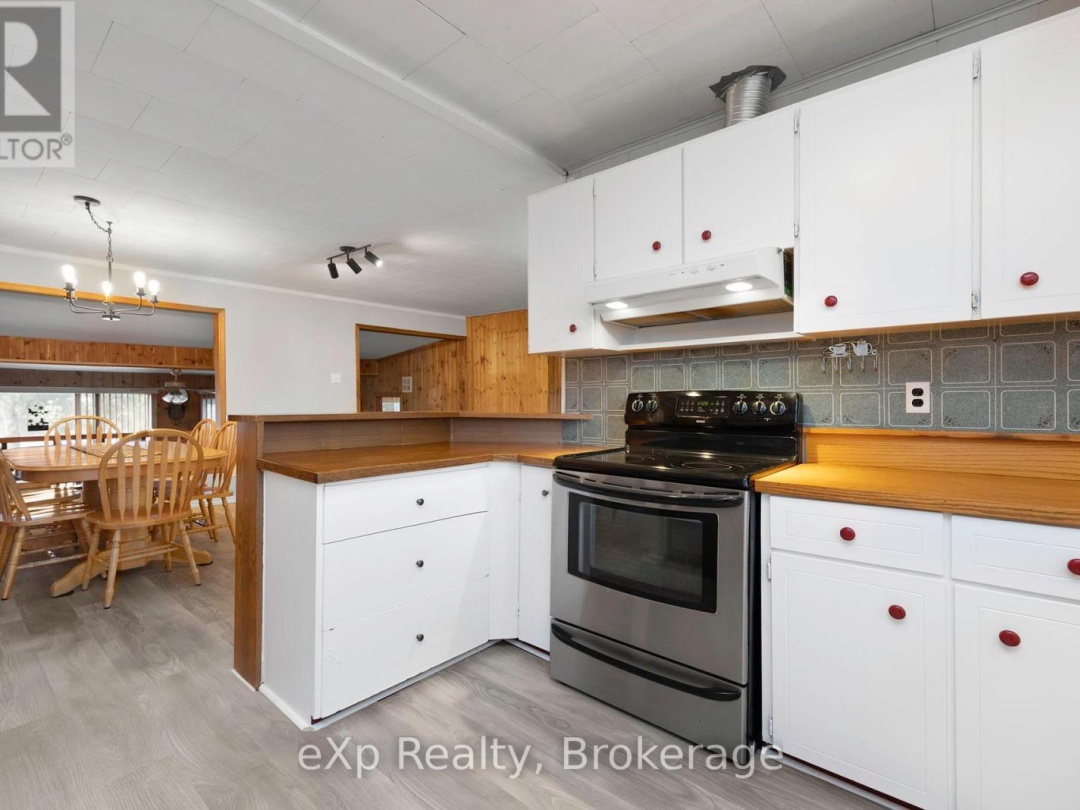 36 Roberts Lake Road E, Roberts Lake