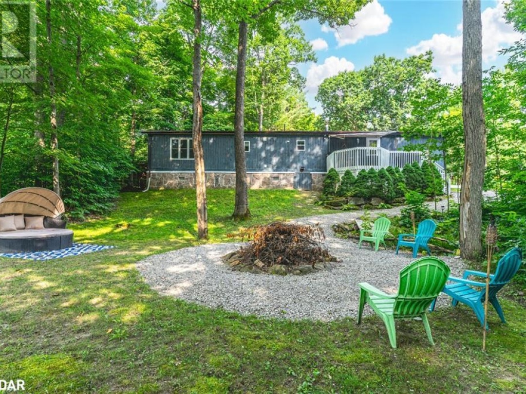 7498 ISLAND Crescent, Black River