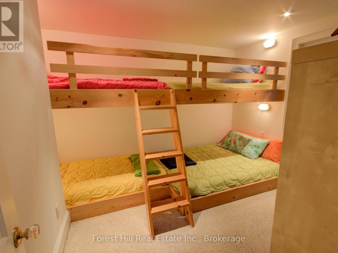 21 LAKEVIEW CRESCENT, 