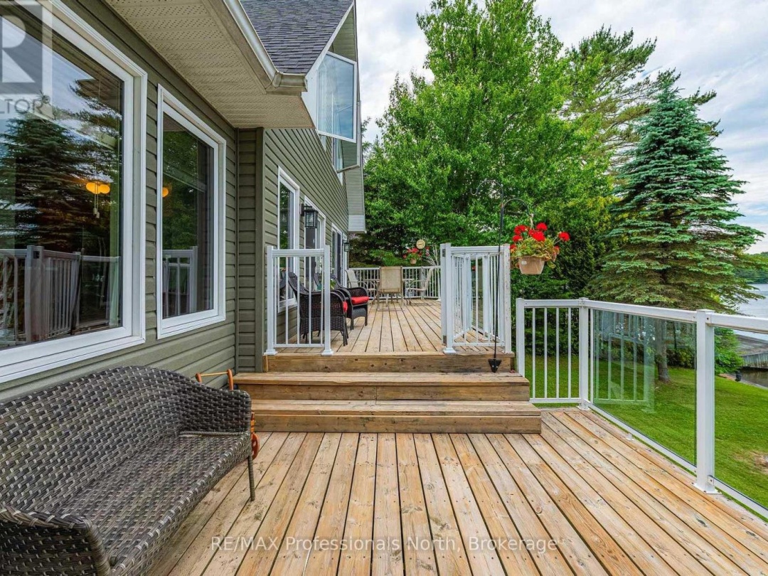 1075 COMAK CRESCENT, 