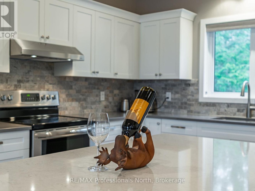 5997 Kennisis Lake Road, Kennisis Lake