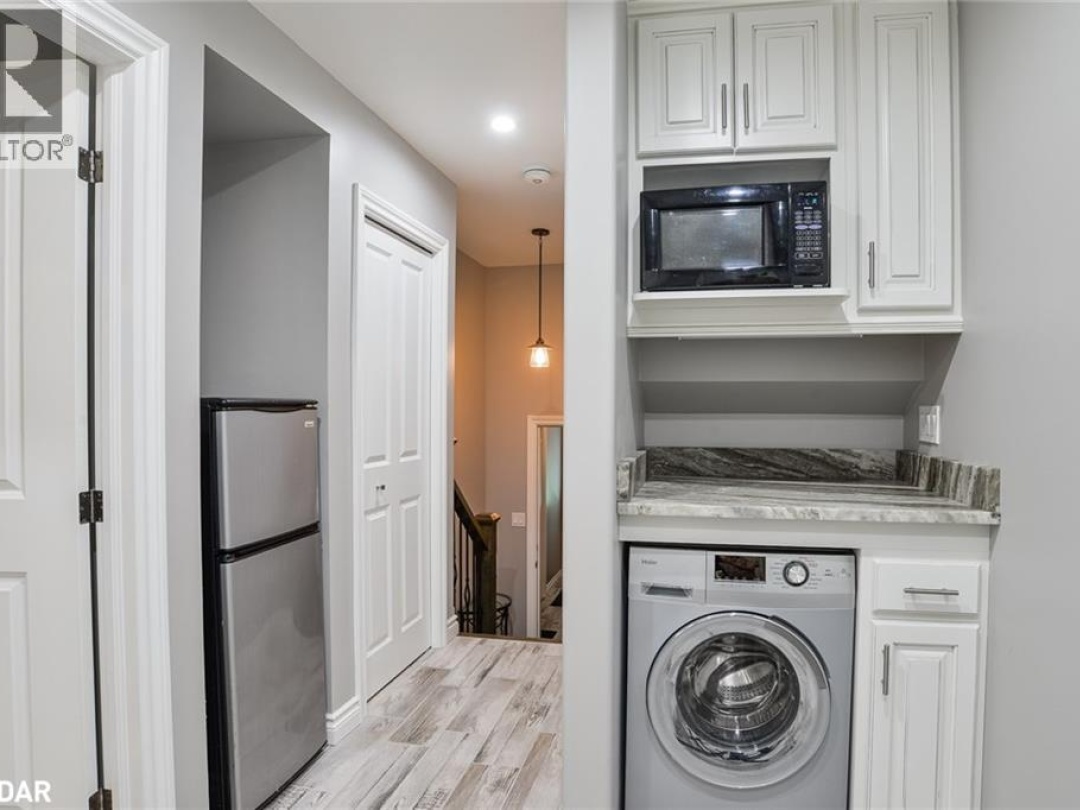 105 WELLINGTON Street, 