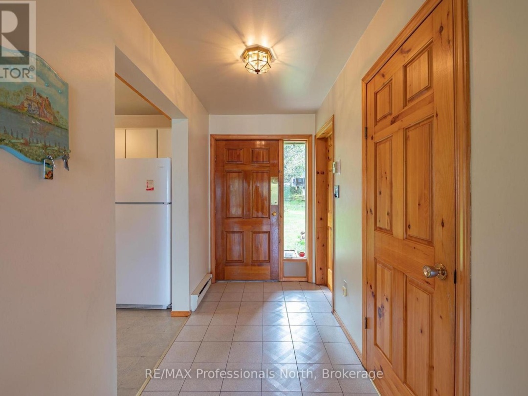 1070 Glamorgan Road E, Gooderham Lake