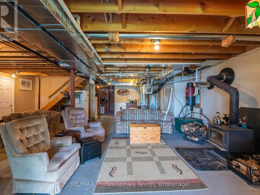 1075 COMAK CRESCENT, 