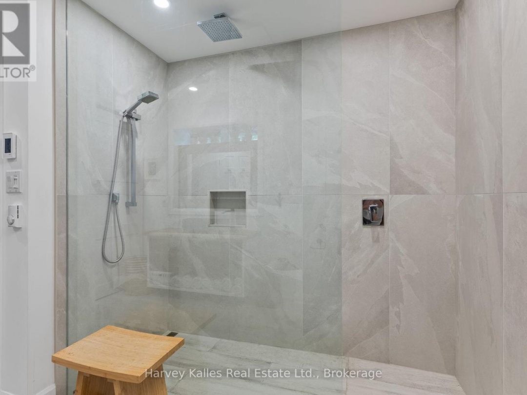 157 Chalet Crescent, Peninsula Lake