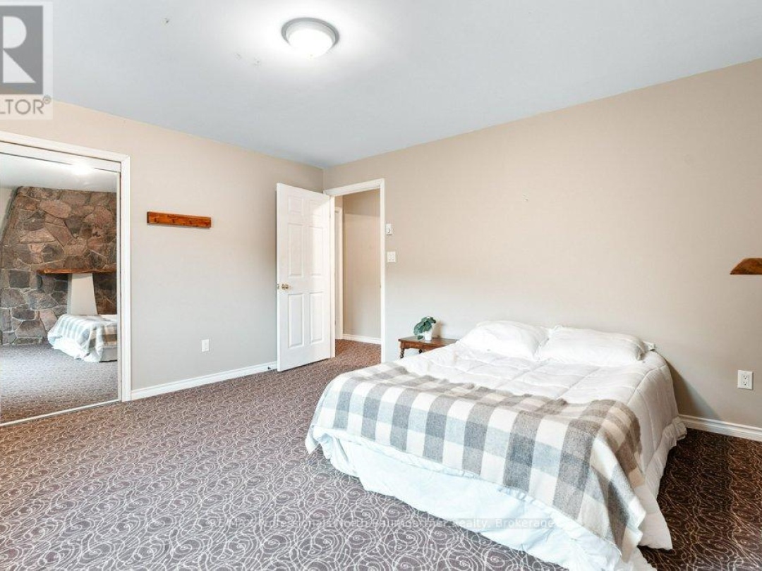 1080 Queen's Line Road, Minden Hills
