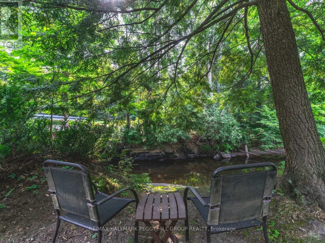 7498 Island Crescent, Black Lake