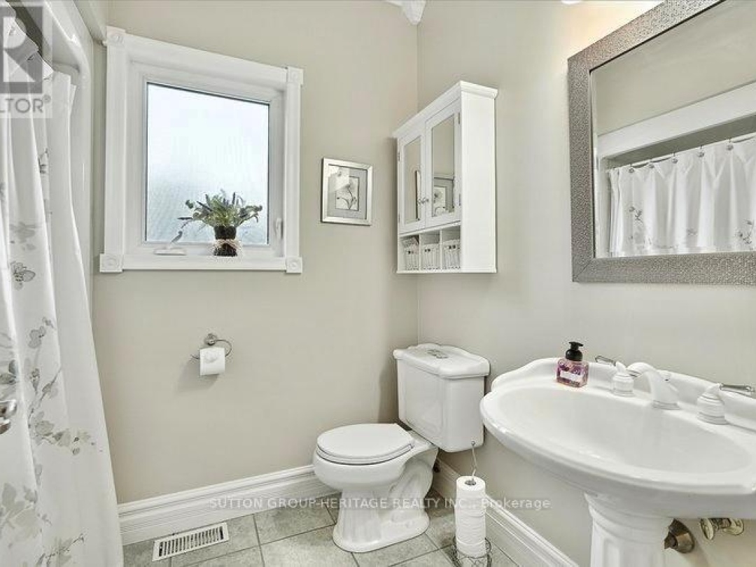 400 FRONT STREET W, 