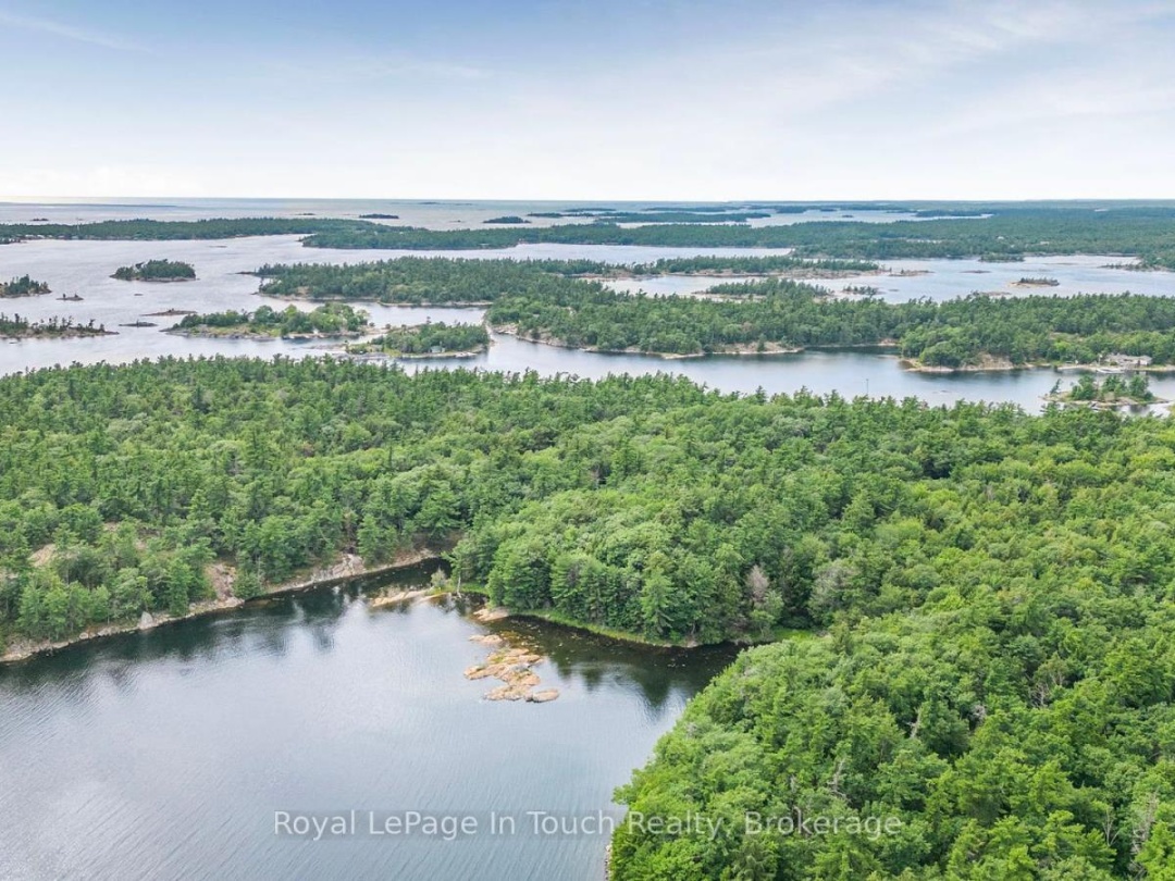 B207 10 Wahsoune Island, Georgian Bay