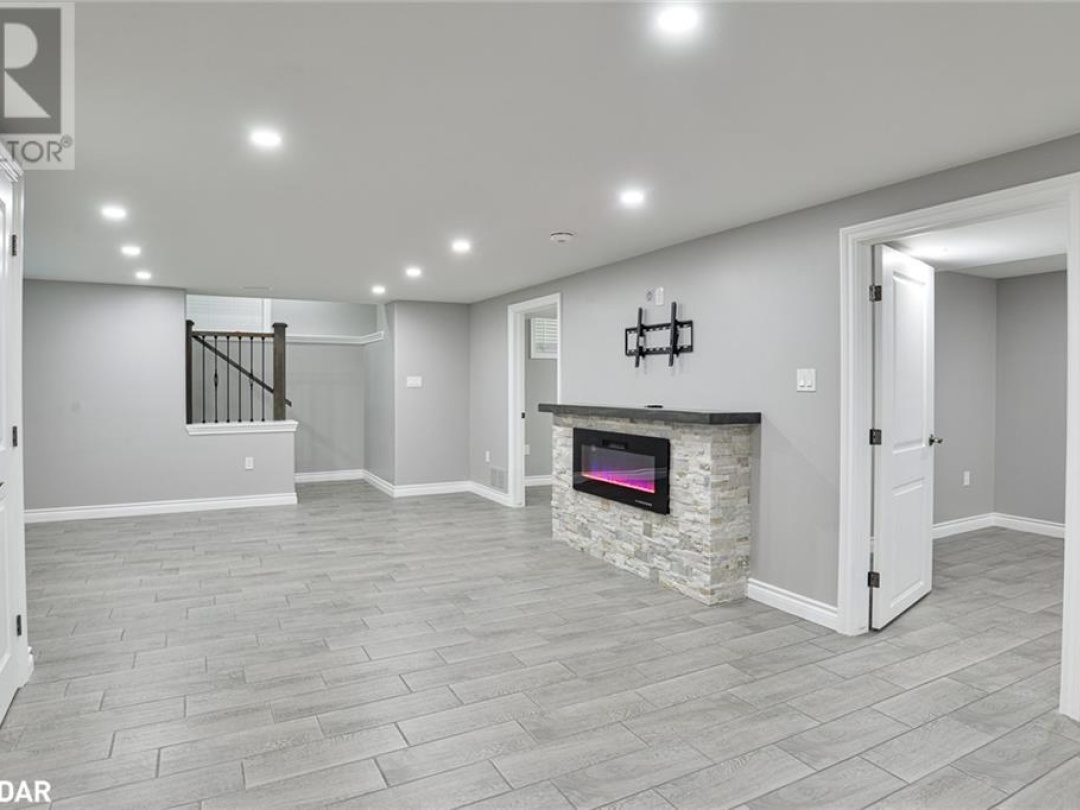 105 WELLINGTON Street, 
