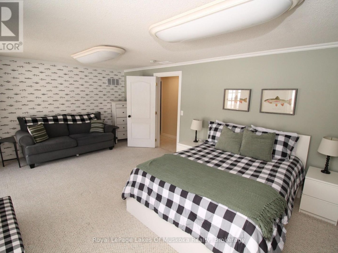 1815 Peninsula Point Road, Severn Lake