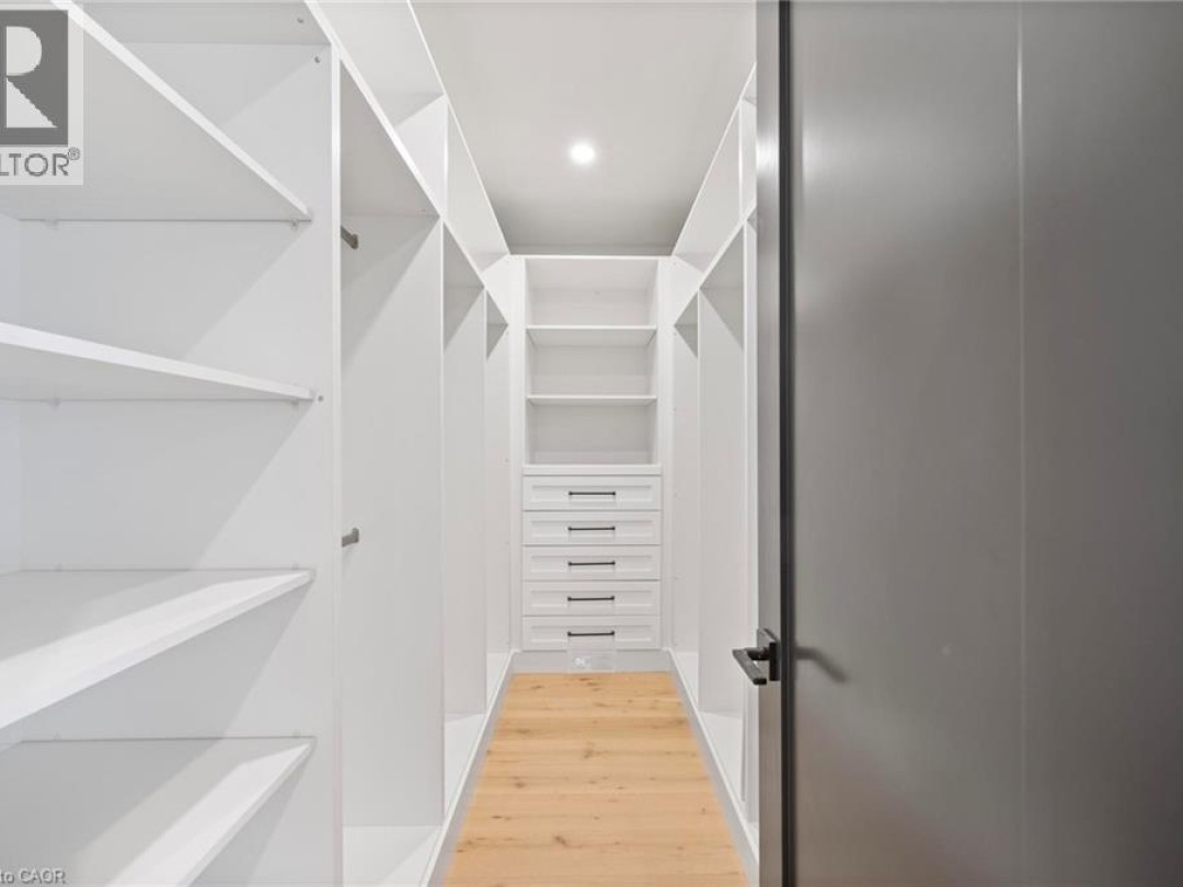 33 GLEN EAGLE Court, 