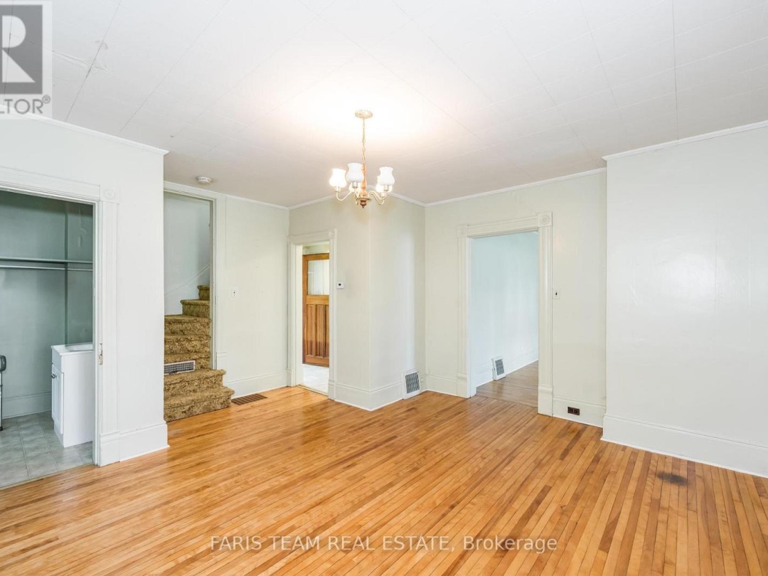 9 BORLAND STREET E, 