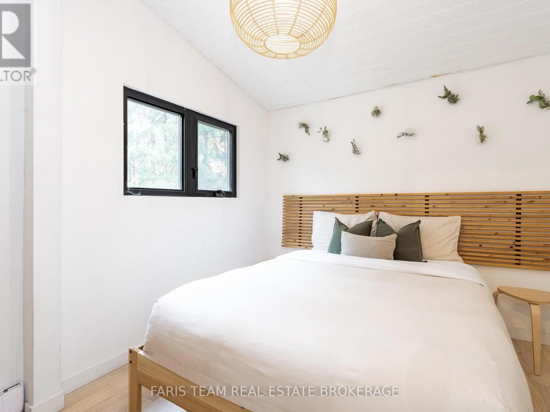 7475 ISLAND CRESCENT, 