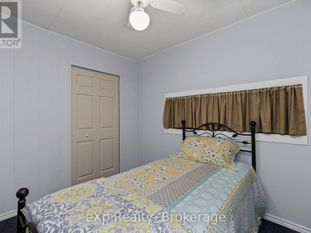 36 Roberts Lake Road E, Roberts Lake