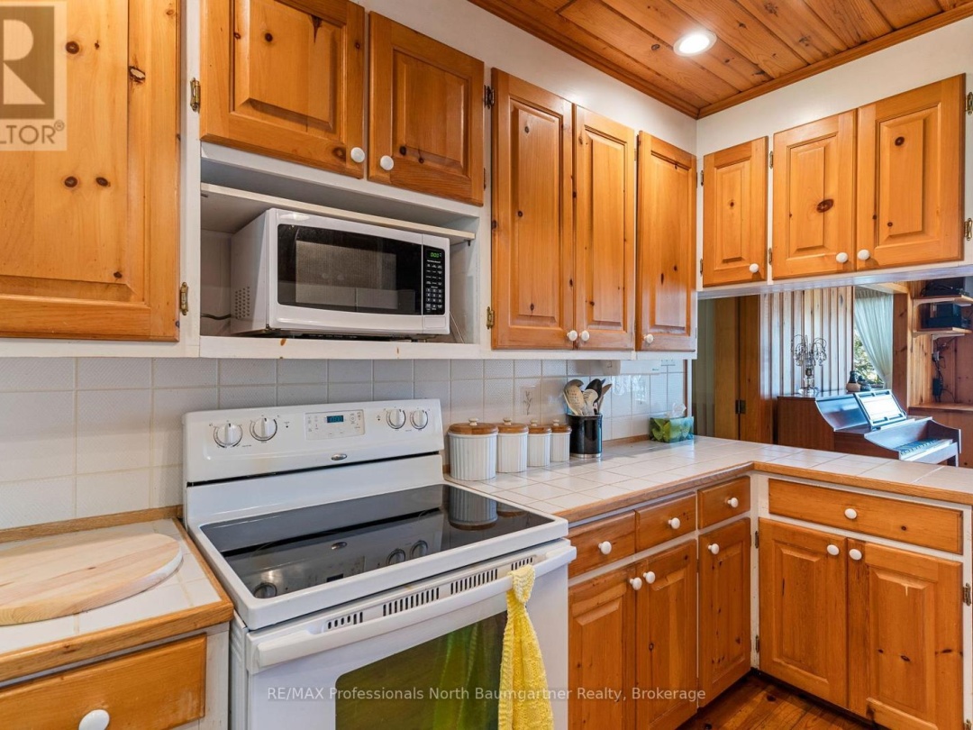 6469 Kennisis Lake Road, Kennisis Lake