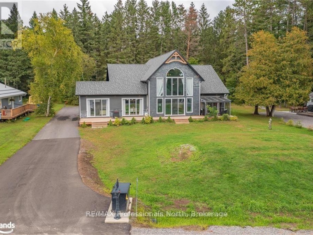 379 Santas Village Road W, Lake Muskoka
