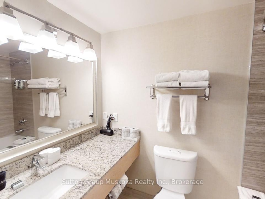 402 - 402 BAYSHORE - DEERHURST DRIVE, Peninsula Lake