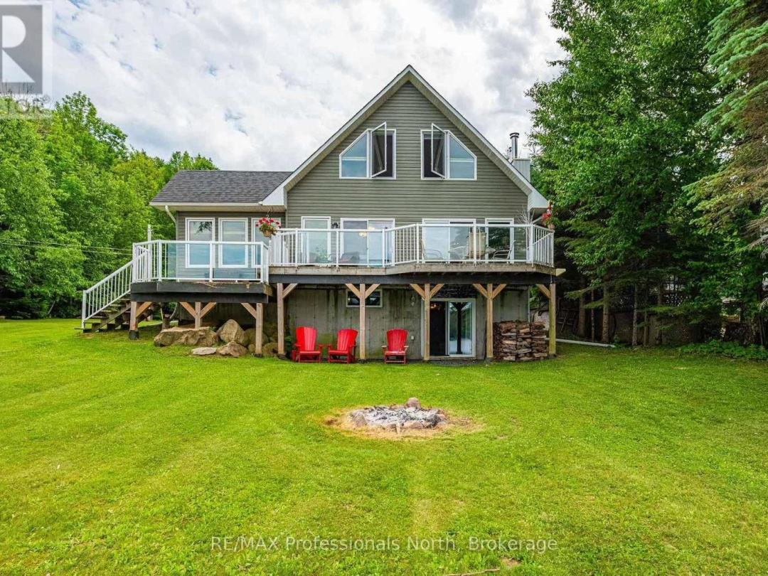 1075 COMAK CRESCENT, 
