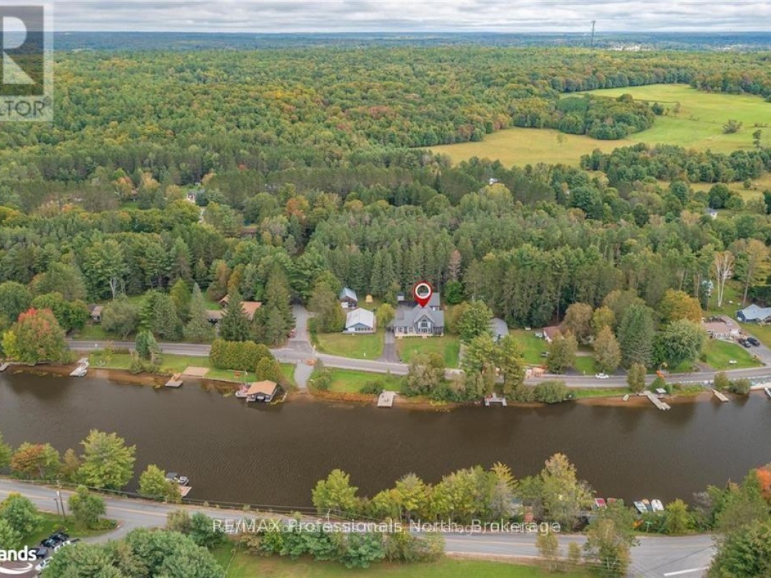 379 Santas Village Road W, Lake Muskoka
