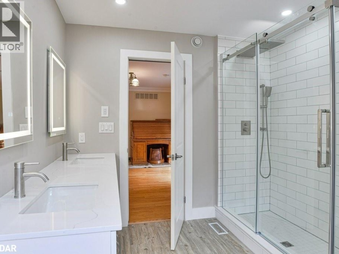1390 WARMINSTER Sideroad, 