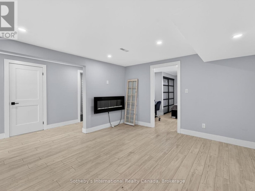 211 MOON POINT DRIVE, 