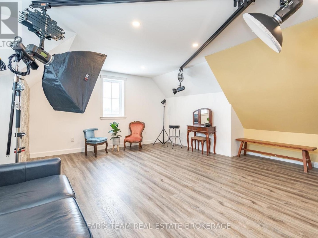 32 LEISURE COURT, 