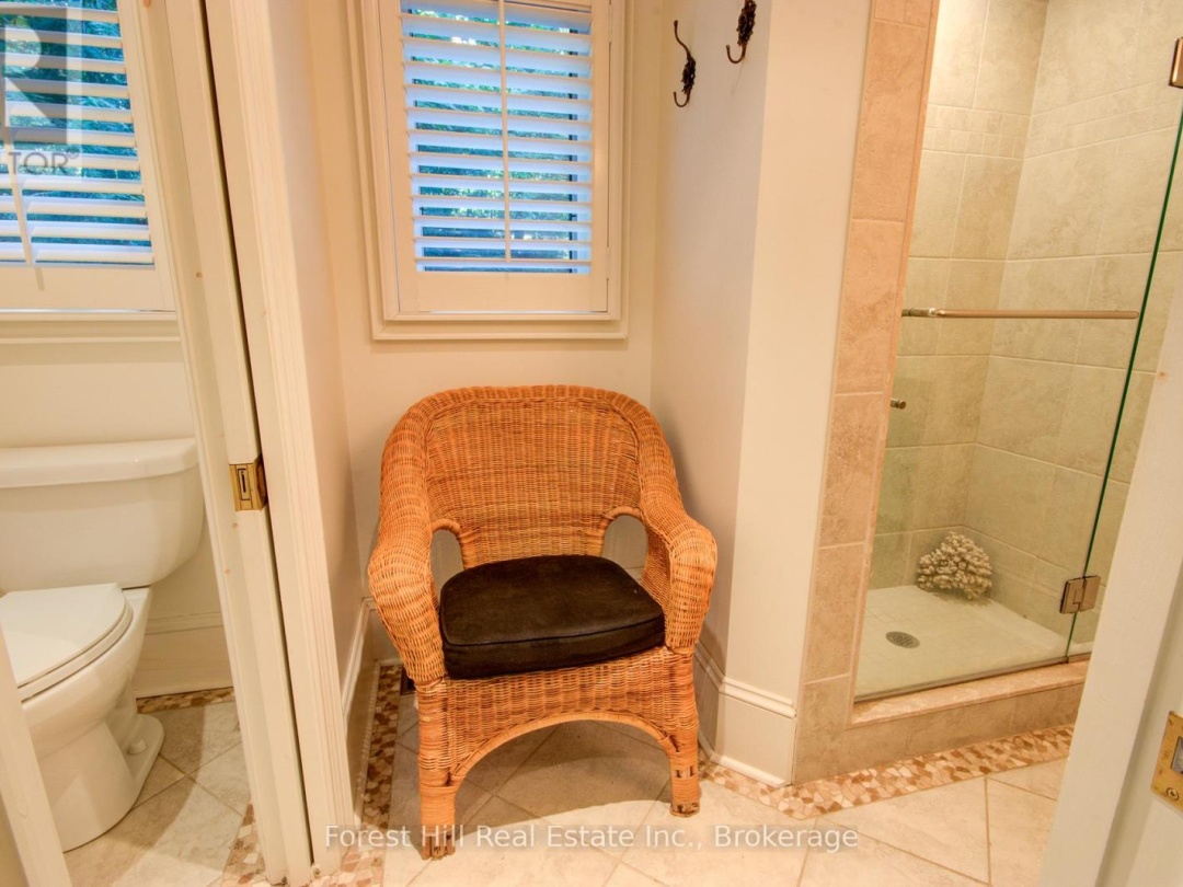 21 LAKEVIEW CRESCENT, 