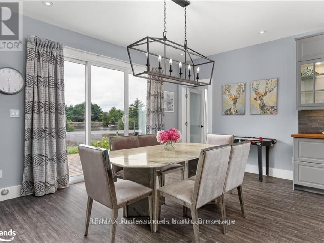 379 Santas Village Road W, Lake Muskoka