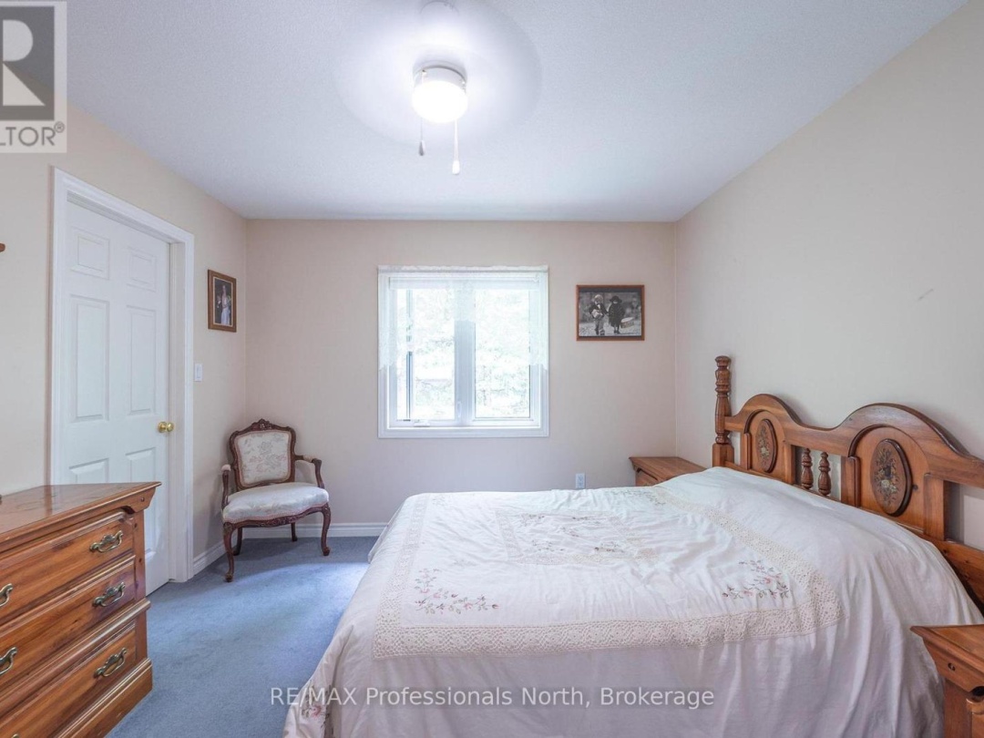 1075 COMAK CRESCENT, 