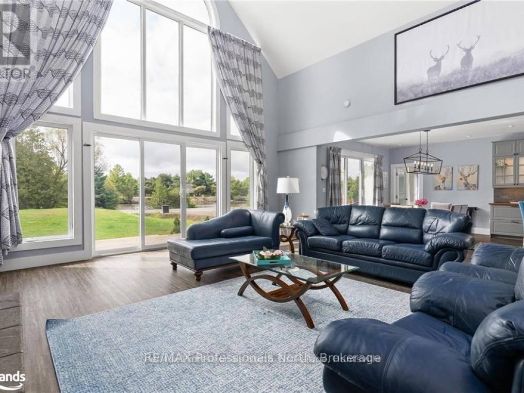 379 Santas Village Road W, Lake Muskoka