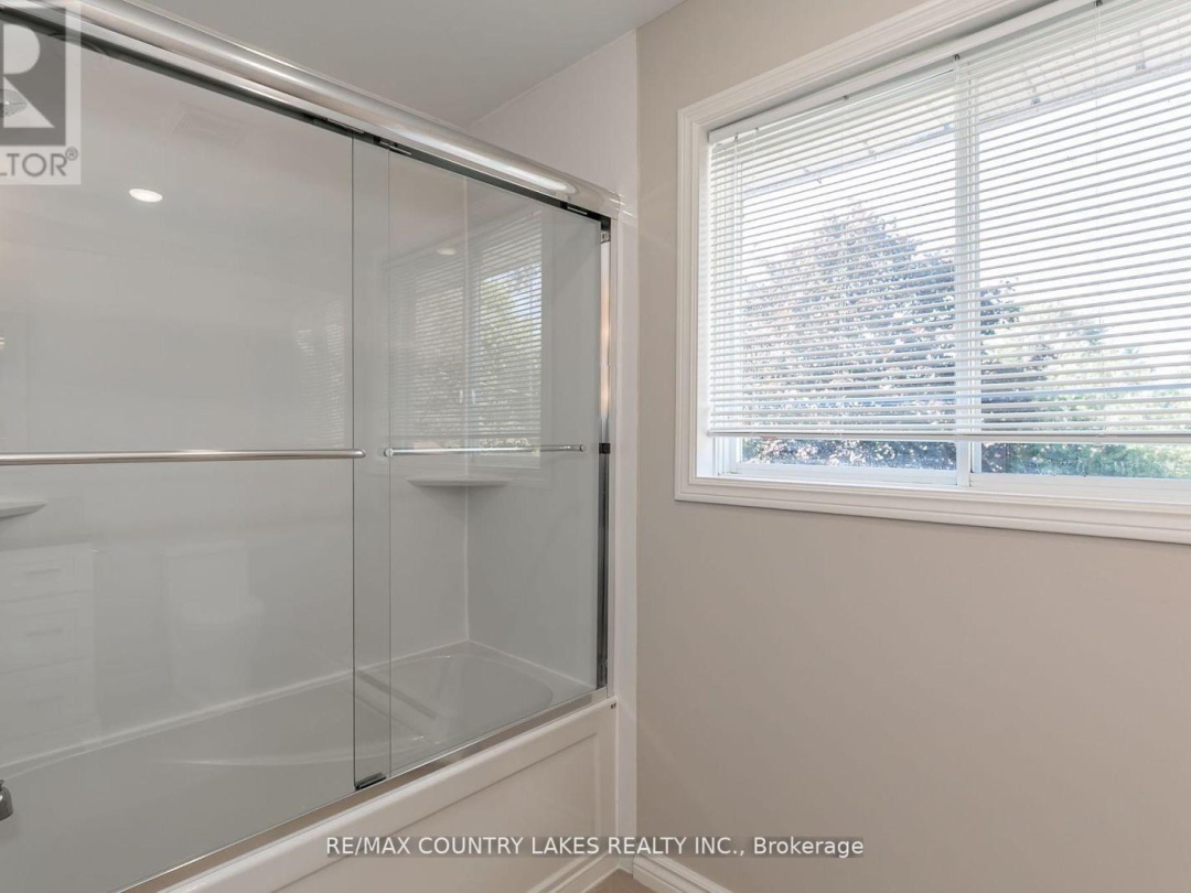 47 Lake Avenue, Lake Simcoe