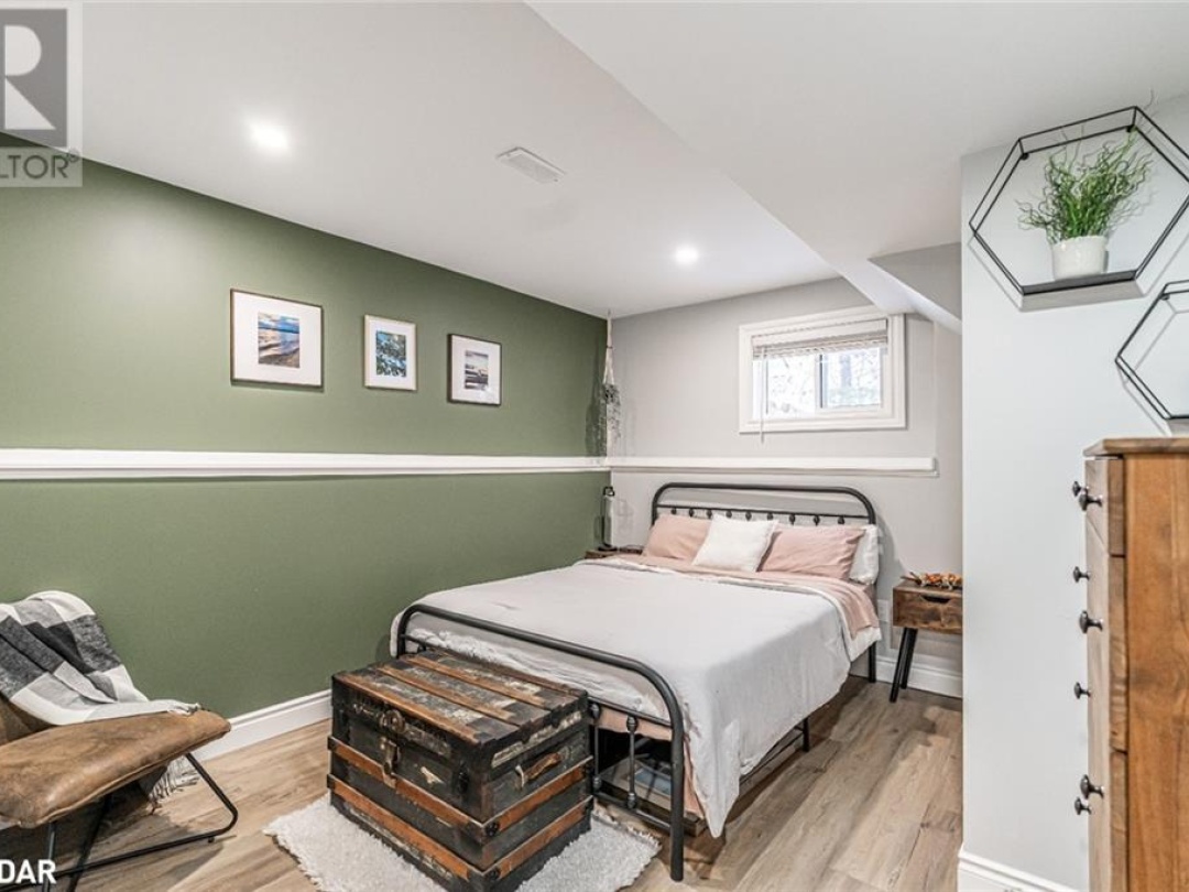 285 WARMINSTER Sideroad, 