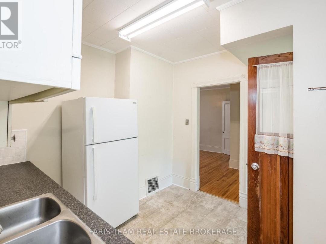 9 BORLAND STREET E, 