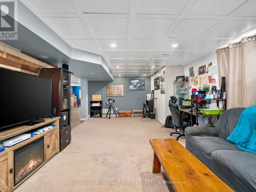 84 Pinewood Boulevard, Canal Lake