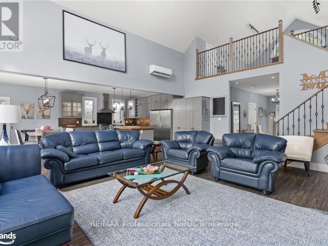 379 Santas Village Road W, Lake Muskoka