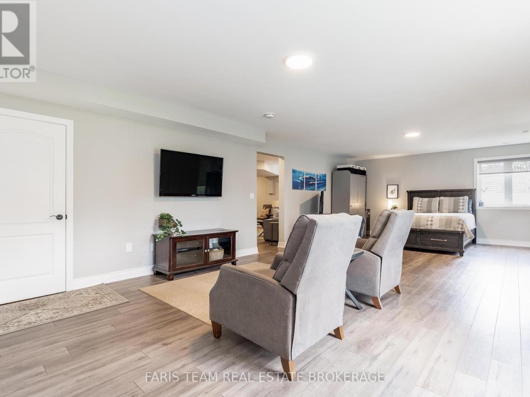 520 HORSESHOE VALLEY ROAD E, 