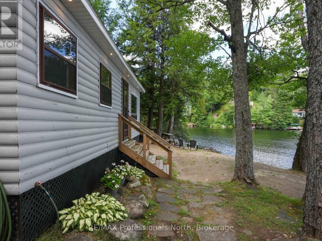 1073 WARD LANE N, 