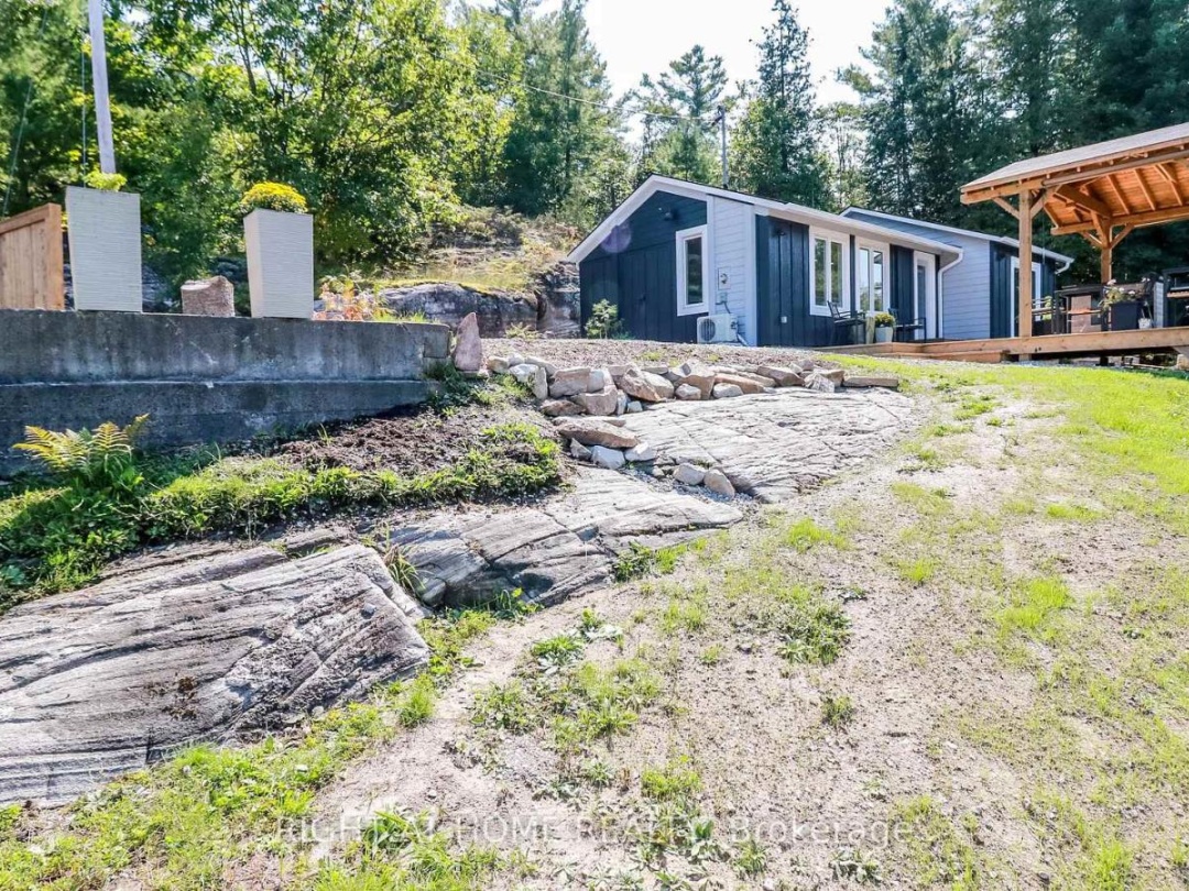 8150 Laidlaw Avenue, Severn Lake